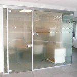 Système T100 avec base de profile C et panneaux de verre clair avec pellicule givrée. Portes à charnières/ T100 solution with a C channel base and clear glass with film panels. Hinged frameless door